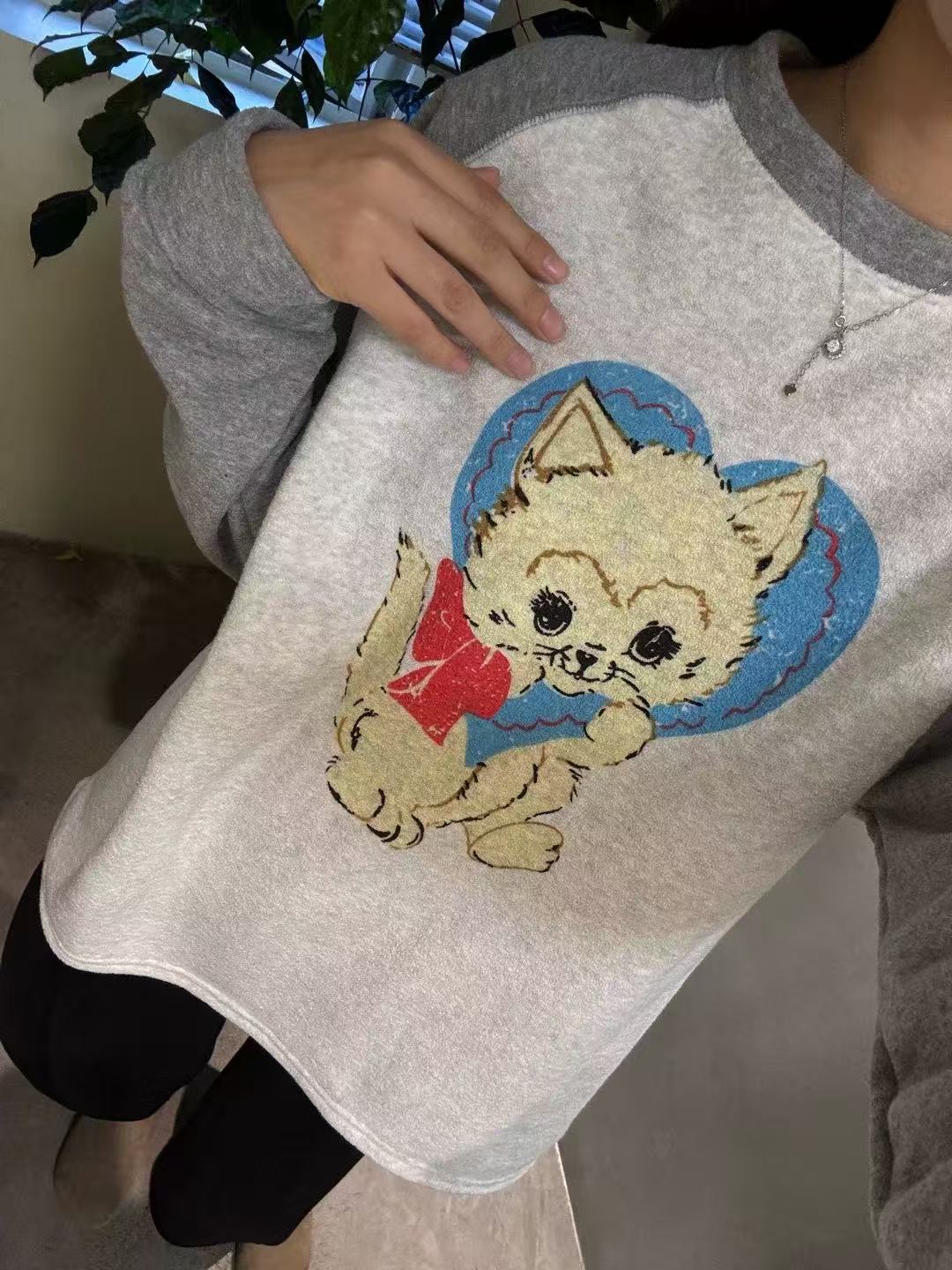 高爱美-「蓝心猫咪」糯糯毛巾棉！撞色插肩长袖上衣女